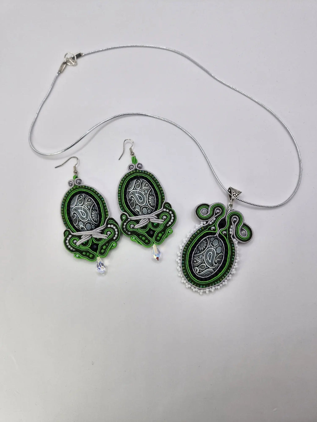 Komplet sutasz „Zielony Paisley” — wisior i kolczyki